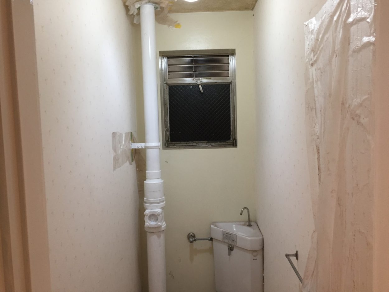 Diy トイレの配管のサビ取り 塗装の直しをしました こういった金属製の配管で古くなってきてサビが広がってくるとそこから水漏れの可能性もあり集合住宅などで漏水が起こり下の階へ影響してしまうとそこからの修繕はかなり労力と時間を要するのでこういった機会に