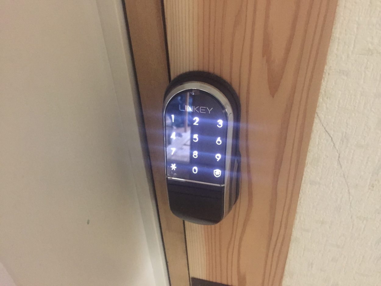 室内の引き戸に電子ロックキーを設置しました なぜ室内に電子ロックキーを取り付けるのかというとこちらの部屋の間取りが3ldkなのですがこの部屋 を３室それぞれ独立したシェアハウスに改装をしていてそれぞれの部屋のプライバシーの保護を目的に部屋に鍵を設置したので