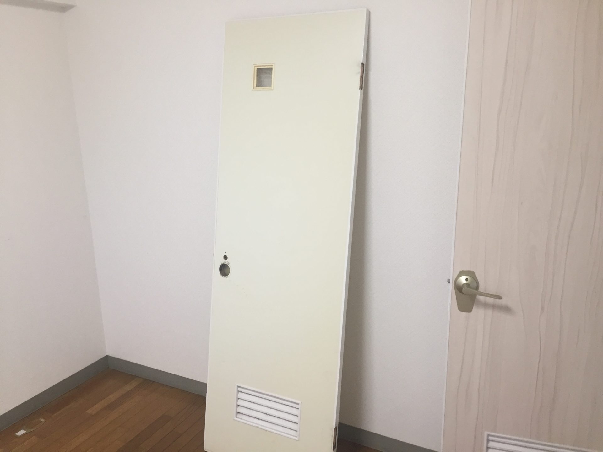 Diy トイレのドアに他のドアと同じ柄のシートを貼りました こちらの部屋の他のドアはすべて明るめの木目柄の壁紙が貼ってありこちらのトイレのドア だけクリーム色一色のドアだったので少し浮いていました これはトイレのドアの素材だけが汚れを防止する目的もありベニア