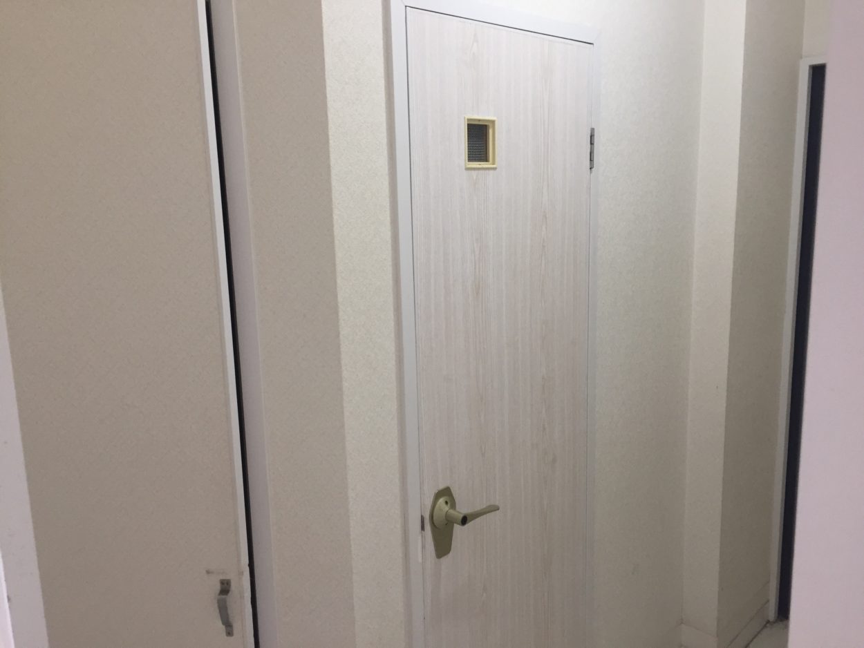 Diy トイレのドアに他のドアと同じ柄のシートを貼りました こちらの部屋の他のドアはすべて明るめの木目柄の壁紙が貼ってありこちらのトイレのドア だけクリーム色一色のドアだったので少し浮いていました これはトイレのドアの素材だけが汚れを防止する目的もありベニア