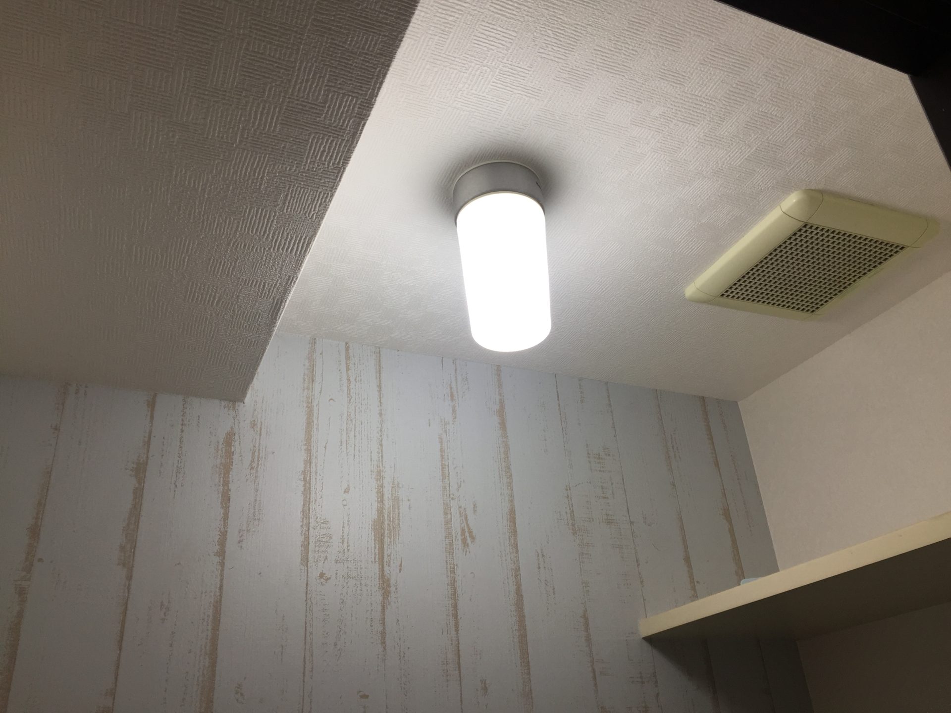Diy トイレの照明を自動点滅 空気清浄機能付きの物に交換しました 簡単に交換できます トイレの照明を従来の電球式のものを取り外し 人感センサーのついたものに交換したいと思います こちらの照明は人感センサーで人が近づくと自動的に照明が点灯するもので また