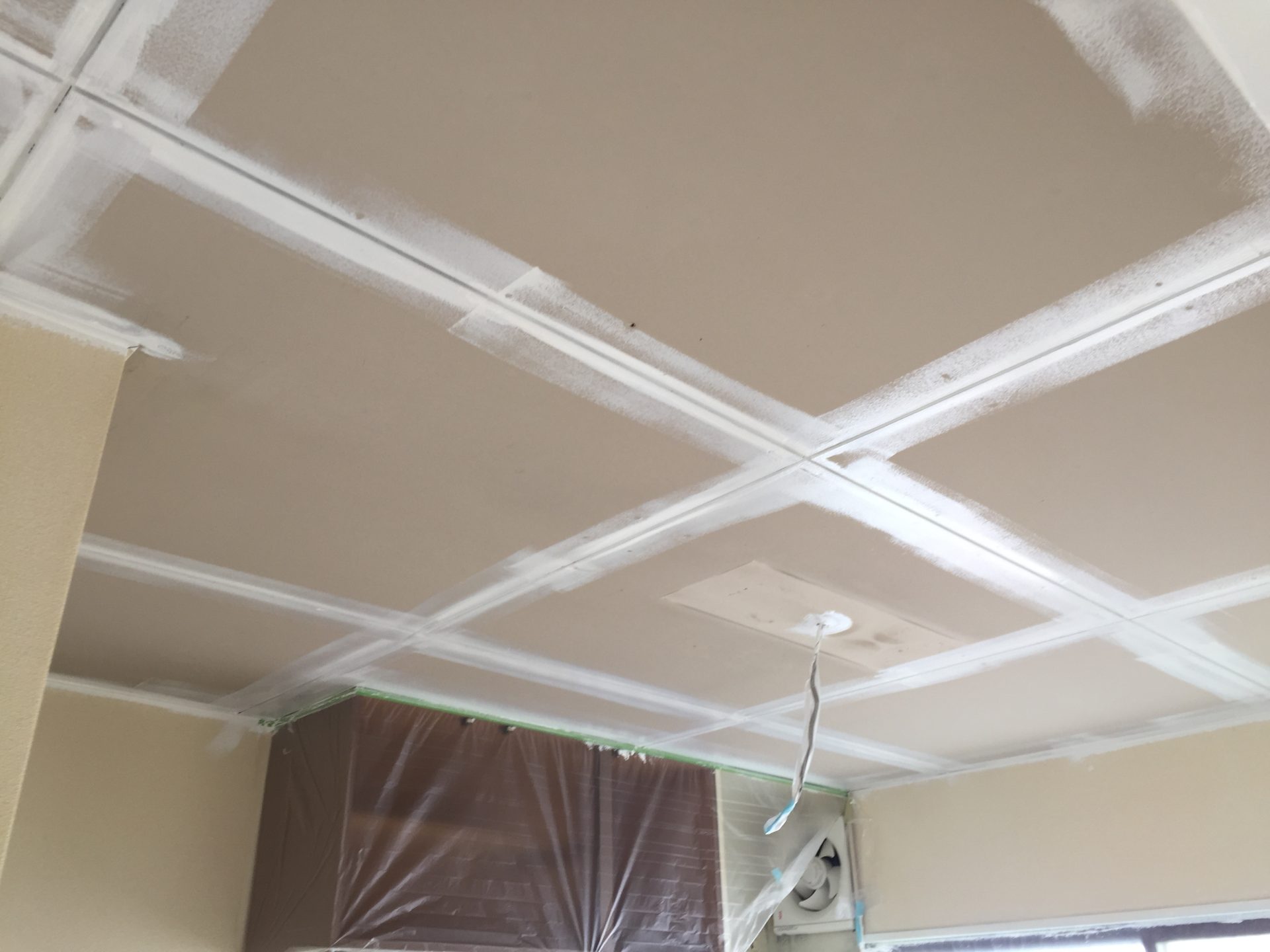 Diy 空室の整備で天井を塗装 しました 今回はリフォームを進めていくにあたって天井の汚れが気になったのと照明を交換するにあたって今までついていた照明を取り外したらかなりくっきりと後になっていたのでそこの補修も含めて天井全体を白く 塗装してきれいにしました