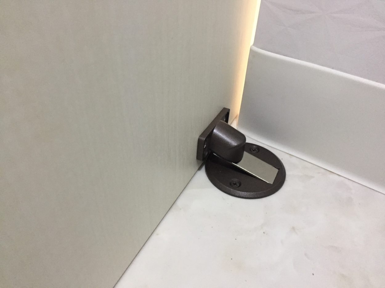 Diy ドアストッパーに邪魔にならないフラット式の物を取り付けました そして今回はフラット式のもの を取り付けるので普段使用していない時は床下に隠れているので見た目もすっきりとしています