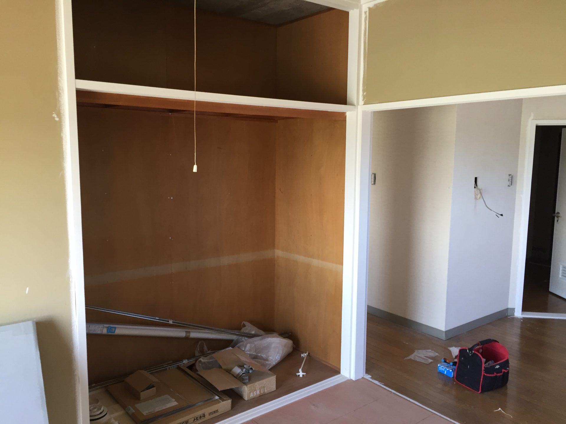 Diy 室内のリフォームで建具を洋風に新調し 部屋の印象を新しいものにします こちらはもともと襖だった部分を低コストでリフォームすることができ 低コストを感じさせないクオリティーに仕上げることができるので 大変オススメです