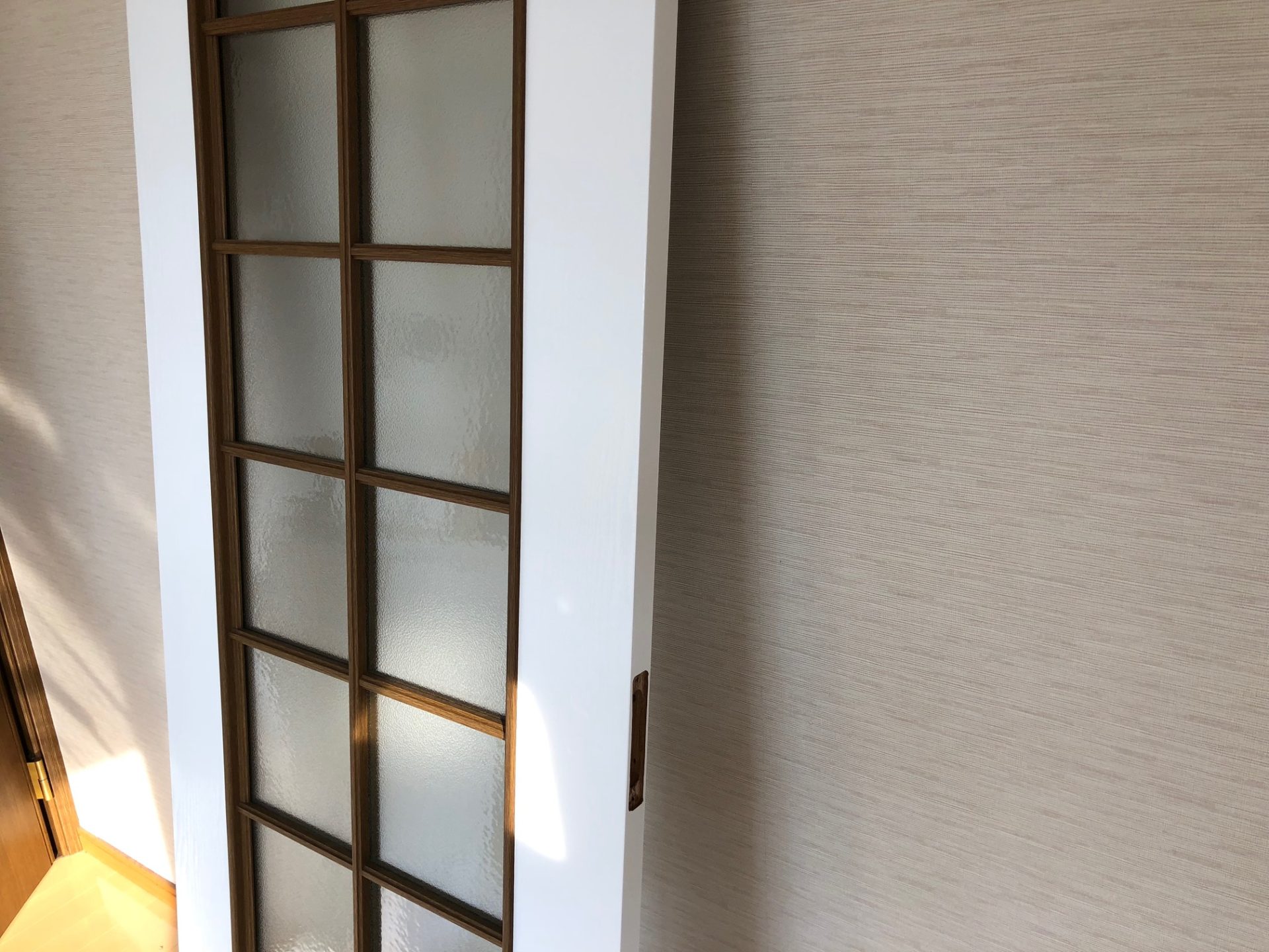 Diy 室内のドアをカッティングシートで明るい印象にリフォームします こちらは従来 濃ゆい茶色の木目調のドア だったのですが部屋全体を白く明るい印象にするために こちらのドアの上から白い木目調のシートを貼ってリフォームしています