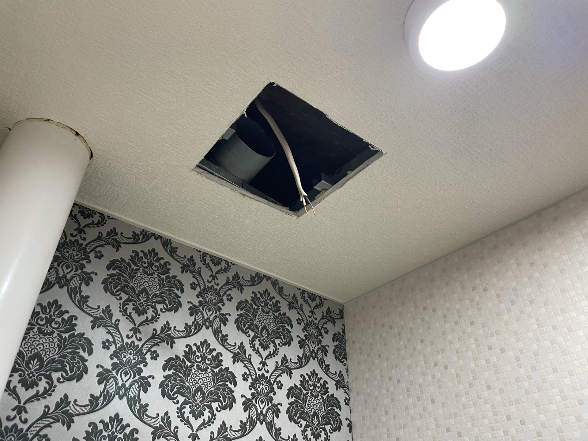 Diy トイレの天井付換気扇の交換を行いました こちらのトイレの天井に設置してある換気扇 ですがスイッチを入れても羽の部分がゆっくり動くばかりできちんと機能していない状態だったので新しいものと交換することにします